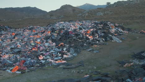 Piles-of-refugee-lifejackets-Lesvos,-Greece