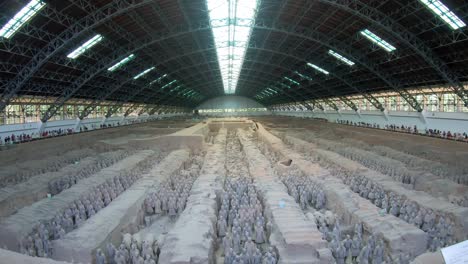 Soldados-De-Arcilla-Permanentes-Que-Forman-Parte-De-Un-Ejército-De-Guerreros-De-Terracota,-Creados-Durante-El-Reinado-Del-Primer-Emperador-Chino-Qin-Shi-Huang-Di,-Xian,-Provincia-De-Shaanxi,-China