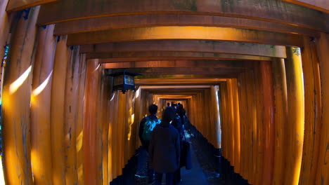 Kyoto-Japón,-Alrededor-De:-Timelapse-Caminando-Con-Hermosas-Puertas-Torii-Rojas-En-El-Santuario-Fushimi-Inari-En-Kyoto,-Japón