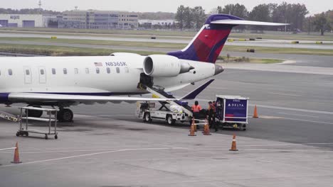 Orange-Bekleidete-Flughafenbesatzung-Arbeitet-Daran,-Taschen-Und-Gepäck-Vor-Dem-Abflug-Von-Columbus-Ohio-In-Das-Flugzeug-Zu-Laden