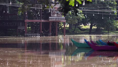 Bunte-Boote-Und-Wasserrad-Auf-Dem-Fluss-Während-Des-Wasserfestes