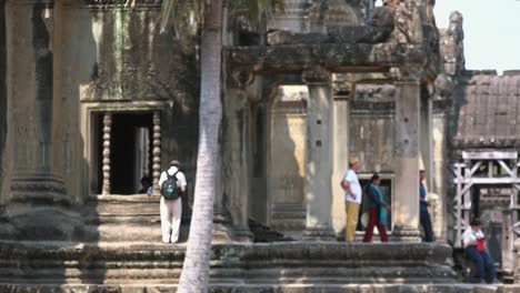 Plano-Exterior-Medio-De-Un-Turista-Parado-Fuera-De-La-Entrada-Del-Templo