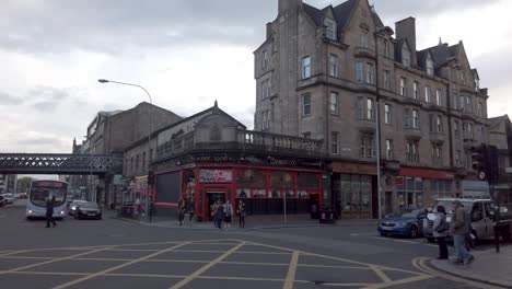 Ein-Zeitraffer-Einer-Belebten-Straßenszene-In-Schottland