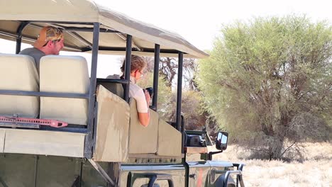 Los-Patrocinadores-Del-Safari-Fotográfico-Toman-Fotografías-Desde-El-Vehículo-Especializado