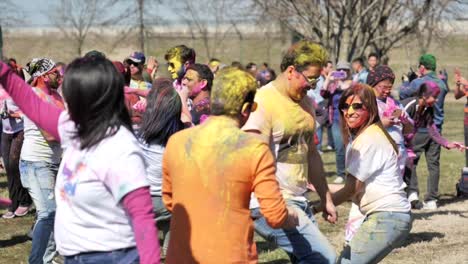 Bailarines-Disfrutando-En-El-Festival-Holi.-Tiro-Estático-En-Cámara-Lenta