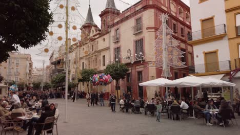 Inclinar-Hacia-Abajo,-España,-Plaza-Del-Salvador-Con-Adornos-Navideños,-Sevilla