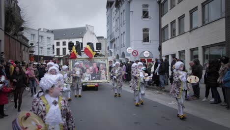 Menschen,-Die-In-Weißen-Perücken-Und-Einem-Wagen-Mit-Bemalung-Und-Fahnen-Feiern,-Bewegen-Sich-In-Und-Aus-Der-Szene