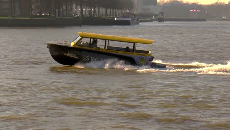 Ein-Wassertaxi-Ist-Das-Schnellste-öffentliche-Verkehrsmittel-Zu-Wasser-In-Rotterdam