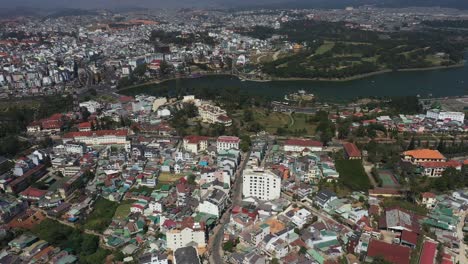 Toma-Panorámica-De-Edificios-Clave-En-El-Centro-De-La-Ciudad-De-Da-Lat-O-Dalat-En-Las-Tierras-Altas-Centrales-De-Vietnam-En-Un-Día-Soleado