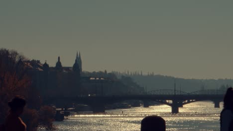 Praga,-28-De-Octubre-De-2019---Puentes-De-Praga-Con-Vysehrad-En-El-Fondo-Con-Siluetas-De-Personas