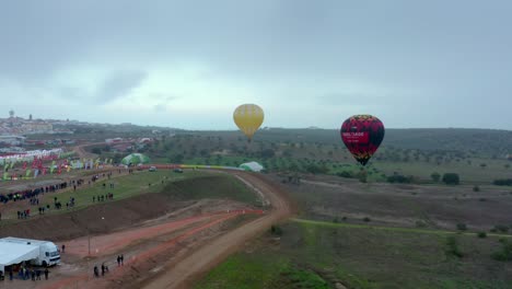 Dos-Globos-Aerostáticos-En-Una-Pista-De-Carreras-Atv-Vista-Aérea-Vista-Panorámica