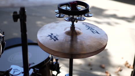 Ein-Schlagzeug-In-Einer-Garagenband-Mit-Zildjian-Becken,-Hi-Hat-Und-Percussion-Instrument