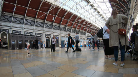 Londres,-Inglaterra,-Circa:-Timelapse-Lleno-De-Gente-En-La-Estación-De-Paddington-En-Londres,-Reino-Unido