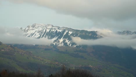 Seitlicher-Blick-Aus-Einem-Zugfenster,-Malerischer-Blick-Auf-Die-Bergkette-In-Der-Schweiz