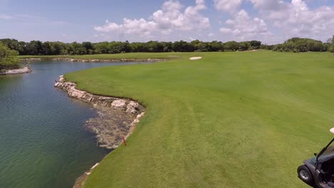 Ver-Un-Campo-De-Golf-Desde-Arriba-Con-Un-Dron,-Nos-Permite-Observar-La-Belleza-De-Este-Deporte