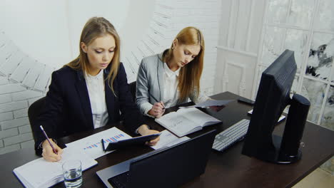 Zwei-Frauen-Arbeiten-In-Einem-Büro