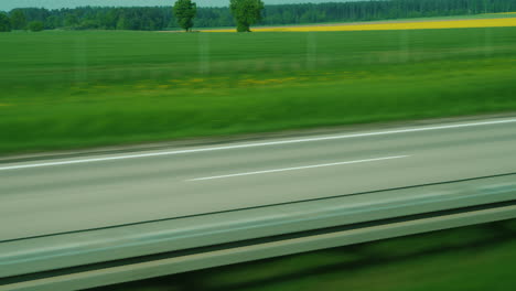 Breite-Autobahn-Und-Grüne-Felder