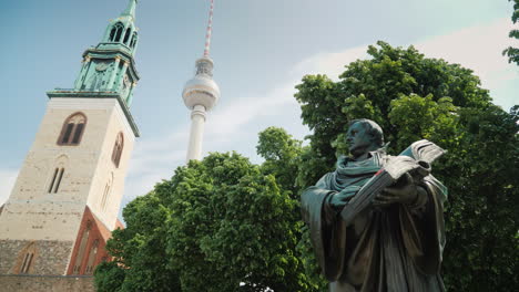 Berliner-Fernsehturm-Und-Skulptur
