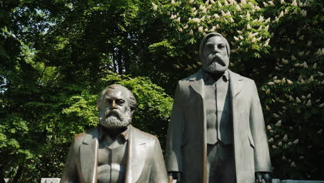 Karl-Marx-Und-Friedrich-Engels-Denkmal-Berlin