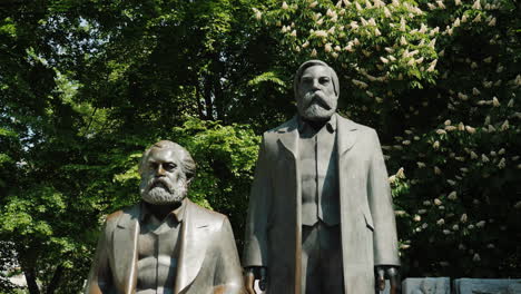 Karl-Marx-Und-Friedrich-Engels-Statuen-In-Berlin