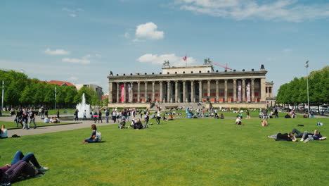 Menschen-Auf-Einer-Wiese-Bei-Berlin-Altes-Museum