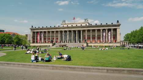 Rasen-Vor-Dem-Berliner-Alten-Museum