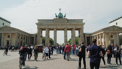 Los-Turistas-Por-La-Puerta-De-Brandenburgo-En-Berlín.