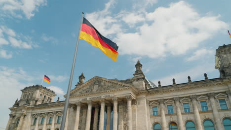 Bandera-Alemana-Por-El-Reichstag-En-Berlín