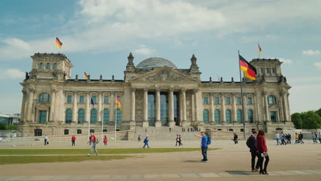 Eine-Gruppe-Von-Touristen-Betritt-Das-Bundestaggebäude-In-Berlin