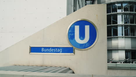 Zeiger-Zur-U-bahnstation-Bundestag-In-Berlin-01