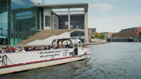 Un-Barco-Con-Turistas-Navega-A-Lo-Largo-Del-Río-02