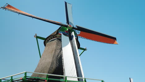 Eine-Alte-Holländische-Windmühle-Vor-Dem-Hintergrund-Des-Blauen-Himmels-4k-Video