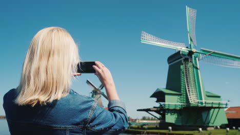 Frau-Macht-Fotos-Von-Holländischen-Windmühlen