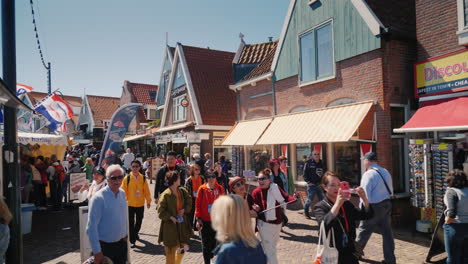 Touristen-Im-Niederländischen-Dorf