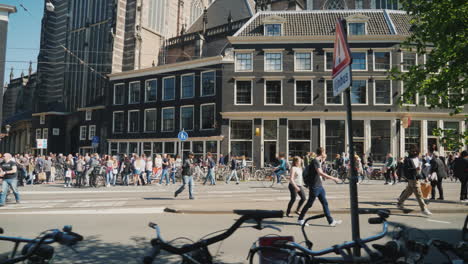 Concurrida-Calle-De-Amsterdam-Con-Turistas-Y-Bicicletas