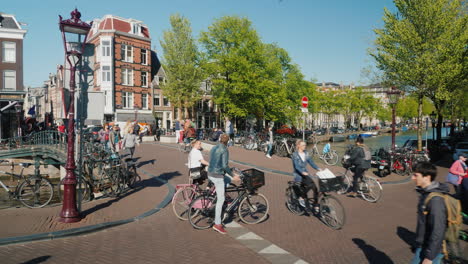 Tráfico-De-Peatones-Y-Bicicletas-Amsterdam
