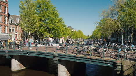 Radfahrer-Und-Fußgänger-Auf-Der-Amsterdamer-Brücke