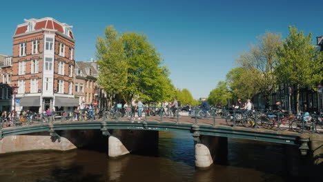 Ciclistas-Y-Peatones-En-Un-Puente-De-Amsterdam