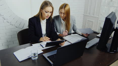 Geschäftsfrauen-In-Smarten-Business-Anzügen-Arbeiten-Im-Büro