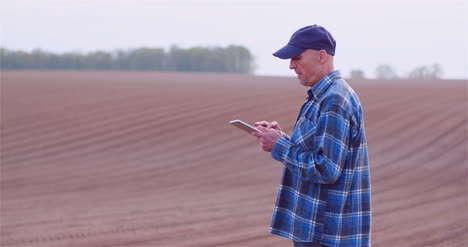 Landwirtschaftsbauer,-Der-Getreide-Und-Feld-Erwachsener-Landwirt-Mit-Digitalem-Tablet-Computer-Untersucht-1