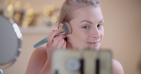 Female-Makeup-Artist-Running-Online-Makeup-Course-Streaming-On-Social-Media-1
