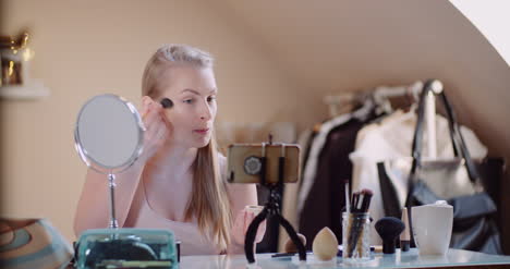 Female-Makeup-Artist-Running-Online-Makeup-Course-Mastercalsses-1