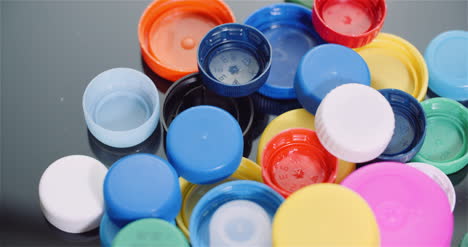 Wenige-Plastikflaschenverschlüsse-Kunststoffverarbeitung-Recyclingindustrie-12