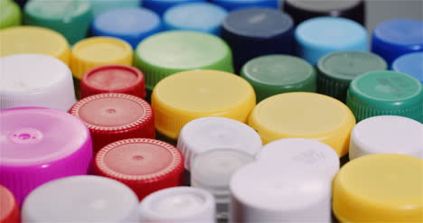 Wenige-Plastikflaschenverschlüsse-Kunststoffverarbeitung-Recyclingindustrie-4