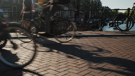 Fahrradverkehr-Auf-Schmaler-Brücke-In-Amsterdam