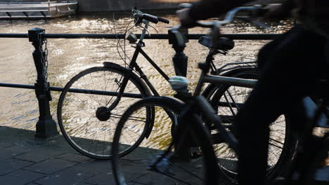 Das-Fahrrad-Durch-Kanalgeländer-Amsterdam