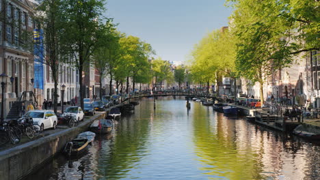 Amsterdamer-Kanal-Mit-Booten