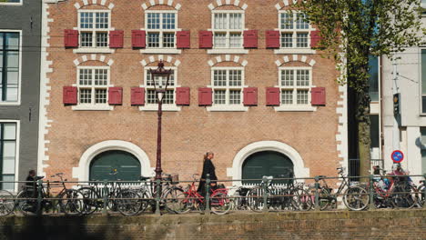 Amsterdam-Fahrräder-Gegen-Typische-Backsteinhäuser