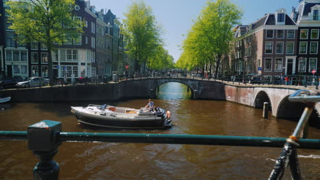 Tráfico-En-El-Canal-En-Amsterdam