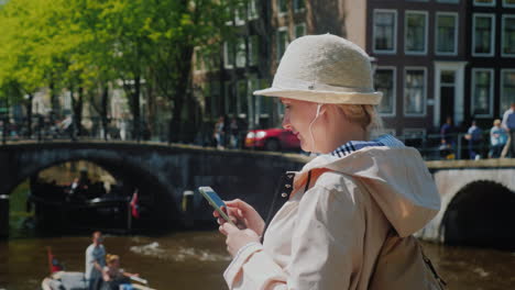 Frau-Benutzt-Smartphone-Im-Zentrum-Von-Amsterdam